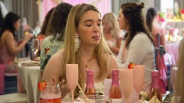 Boucles d'oreilles Fashion Nova Seaside Dinner portées par Baylen Dupree dans l'épisode Baylen Out Loud (S03E09)