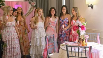 Robe maxi asymétrique à imprimé multicolore Lulus portée par une amie de Baylen dans l'épisode « Baylen Out Loud » (S03E09).