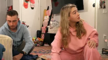 Aritzia Confortable Sweatfleece Mega Raglan™ Sweat à capuche porté par Baylen Out Loud comme on le voit dans Baylen Out Loud (S02E09)