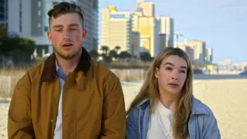 Veste de grange en coton ciré biologique Quince portée par Colin Dooley dans l'épisode Baylen Out Loud (S03E10)