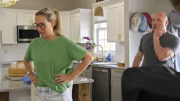 T-shirt à manches courtes Zara porté par Julie Dupree dans l'épisode Baylen Out Loud (S03E11)