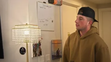 Sweat-shirt marron « SEEK JESUS » de la marque Heaven, porté par Colin Dooley dans l’épisode « Baylen Out Loud » (S03E12).