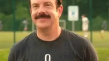 Ted Lasso Jason Sudeikis S04 Joe Arthur Gatestack T-Shirt of Ted Lasso (Jason Sudeikis) in Ted Lasso (S04)
