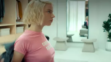 Cancer Sucks Pink Tee of Luciana 'Lucky' Armstrong (Anya Taylor-Joy) in Lucky (S01E02)
