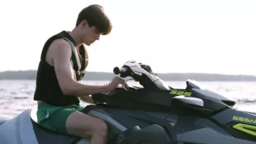 Gilet de sauvetage Airhead Orca K Wik-Dry NeoLite Flex porté par Rory (Daniel Quinn-Toye) dans l'épisode Sterling Point (S01E02).