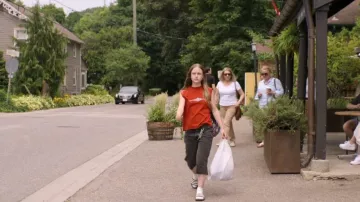 Adidas Adilette Aqua Diapositives portées par Ramona (Amélie Hoeferle) comme on le voit dans Sterling Point (S01E02)