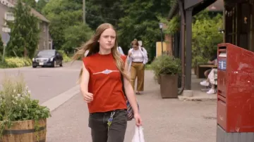 T-shirt Adidas homme taille L bleu sans manches avec logo graphique porté par Ramona (Amélie Hoeferle) dans l'épisode Sterling Point (S01E02).