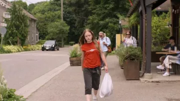 Short bermuda en denim Logan d'Urban Outfitters porté par Ramona (Amélie Hoeferle) dans l'épisode Sterling Point (S01E02).