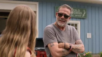 Lunettes de soleil Ray-Ban Original Wayfarer Classic portées par Joe (Jeffrey Dean Morgan) dans l'épisode Sterling Point (S01E02).