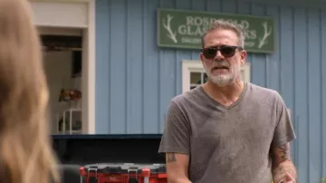 T-shirt à manches courtes et col en V Thomas Parker porté par Joe (Jeffrey Dean Morgan) dans l'épisode Sterling Point (S01E02).