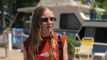 Lunettes de soleil rectangulaires en métal noir Pacsun portées par Ramona (Amélie Hoeferle) dans l'épisode Sterling Point (S01E02).