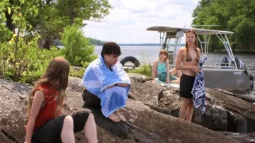 Short Nike 036 porté par Oona (Bo Bragason) comme on le voit dans Sterling Point (S01E02)