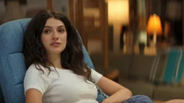 T-shirt Flore Flore Car porté par Annie (Ella Rubin) dans l'épisode Sterling Point (S01E03).