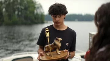 T-shirt de travail Carhartt 103296 à coupe décontractée et poches, porté par Ellis (Jacob Whiteduck-Lavoie) dans l'épisode Sterling Point (S01E03).
