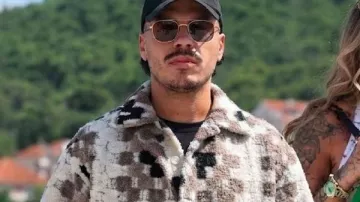 https://www.victoriajacket.com/product/below-deck-mediterranean-s11-brown-white-geo-print-shirt/ comme on le voit dans Below Deck Mediterranean (S11)
