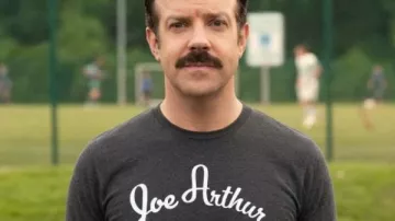 T-shirt noir porté par Ted Lasso (Jason Sudeikis) dans la saison 4 de Ted Lasso.