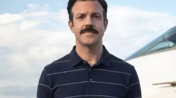 Polo rayé porté par Ted Lasso (Jason Sudeikis) dans la saison 4 de Ted Lasso.