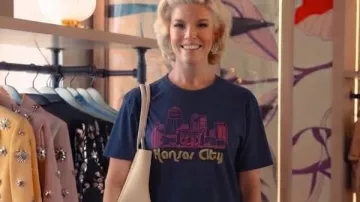 T-shirt « Kansas City Skyline » porté par Rebecca Welton (Hannah Waddingham) dans la saison 4 de Ted Lasso.