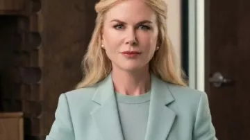 Blazer bleu de Nicole Kidman porté par Kaitlyn Meade (Nicole Kidman) dans la saison 3 de Lioness (Special Ops Lioness S03).