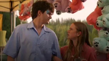 Chemise de camp en popeline à logo Marni portée par Conner (Keen Ruffalo) dans l'épisode Sterling Point (S01E04).