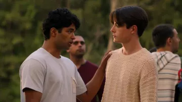 Semi-remorque beige Coor portée par Rory (Daniel Quinn-Toye) comme on le voit dans Sterling Point (S01E04)