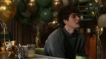 T-shirt Maison Margiella à logo graffiti porté par Conner (Keen Ruffalo) dans l'épisode Sterling Point (S01E05).