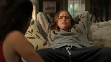 La gran sudadera universitaria. Usada por Ramona (Amélie Hoeferle) como se ve en Sterling Point (T01E05)