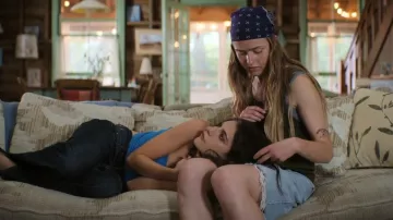 Levis Long Baggy Denim Shorts worn by Ramona (Amélie Hoeferle) as seen in Sterling Point (S01E06)