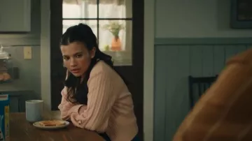 Gilet Wilfred à décolleté plongeant porté par Jackie Howard (Nikki Rodriguez) dans l'épisode « Ma vie avec les garçons Walter » (S03E01).