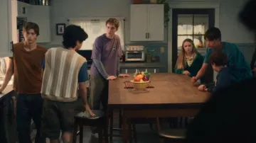 T-shirt Stussy à pois croisés porté par Danny Walter (Connor Stanhope) dans l'épisode « Ma vie avec les garçons Walter » (S03E01).