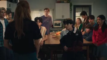 Gilet sans manches à rayures beiges Abercrombie &amp; Fitch porté par Lee (Myles Perez) dans l'épisode « Ma vie avec les garçons Walter » (S03E01).