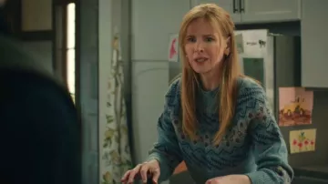 Pull Wilfred Harlow porté par Katherine Walter (Sarah Rafferty) dans l'épisode « Ma vie avec les garçons Walter » (S03E01)