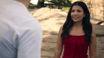Débardeur en laine rouge à col droit Dries Van Noten porté par Jackie Howard (Nikki Rodriguez) dans l'épisode « Ma vie avec les garçons Walter » (S03E01).