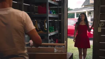 Jupe courte plissée en maille Self Portrait portée par Jackie Howard (Nikki Rodriguez) dans l'épisode « Ma vie avec les garçons Walter » (S03E01).