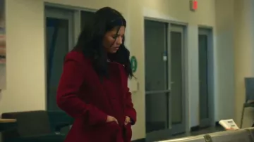 Veste en laine et fourrure Burberry Brit portée par Jackie Howard (Nikki Rodriguez) dans l'épisode « Ma vie avec les Walter Boys » (S02E01).