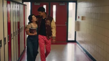 Combinaison en jean Levi's à coutures apparentes portée par Kiley (Mya Lowe) dans l'épisode « Ma vie avec les garçons Walter » (S03E01).