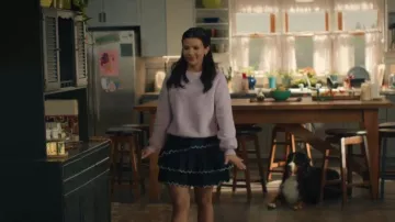 Jupe à volants brodée Ella d'Ulla Johnson, bleu marine, portée par Jackie Howard (Nikki Rodriguez) dans l'épisode « Ma vie avec les garçons Walter » (S03E01).