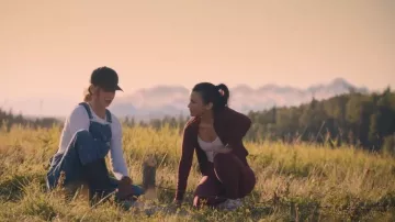 Débardeur Lululemon Align™ porté par Jackie Howard (Nikki Rodriguez) dans l'épisode « Ma vie avec les garçons Walter » (S03E01).