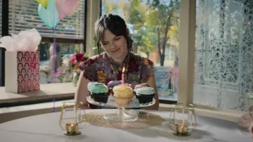 Robe à volants et col noué Alice + Olivia Lashay portée par Grace (Ellie O'Brien) dans l'épisode « Ma vie avec les garçons Walter » (S03E05).