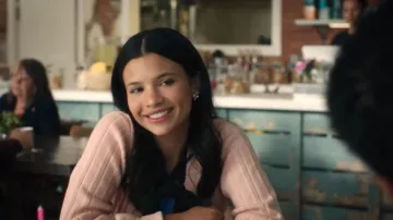 Gilet Wilfred à décolleté plongeant porté par Jackie Howard (Nikki Rodriguez) dans l'épisode « Ma vie avec les garçons Walter » (S03E05).