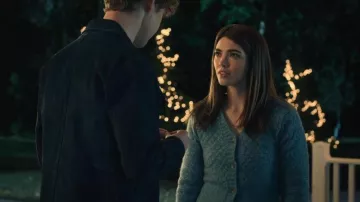 Chemise boutonnée Lottie Flag and Anthem portée par Erin Collins (Alisha Newton) dans l'épisode « Ma vie avec les garçons Walter » (S03E05).