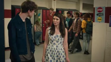 Robe longue blanche à fleurs Island Heiress portée par Erin Collins (Alisha Newton) dans l'épisode « Ma vie avec les garçons Walter » (S03E06)