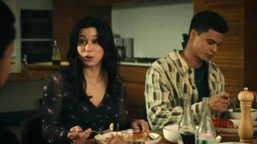 Haut Heartloom Soray porté par Kiley (Mya Lowe) dans l'épisode « Ma vie avec les garçons Walter » (S03E07).