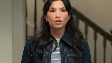MLWTWB S03 Veste en jean courte zippée de Jackie Howard portée par Jackie Howard (Nikki Rodriguez) dans My Life with the Walter Boys (S03)