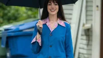 Au bout de Oak Street (2026) : Anne Hathaway porte un manteau bleu, comme on le voit dans Flowervale Street.