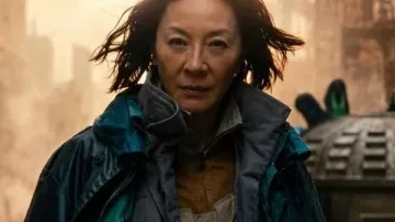 Veste d'Olwen portée par Olwen (Michelle Yeoh) dans Blade Runner 2099 (S01)