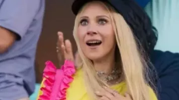 Sac à bandoulière à volants rose Juno Temple 2026 de Ted Lasso porté par Keeley Jones (Juno Temple) dans la saison 4 de Ted Lasso.