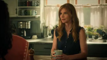 Haut Gap à boutons et plis pinceurs, orné de dentelle, porté par Katherine Walter (Sarah Rafferty) dans l'épisode « Ma vie avec les garçons Walter » (S03E07).