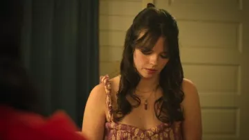 Robe débardeur imprimée tie-dye Sea Thea portée par Grace (Ellie O'Brien) dans l'épisode « Ma vie avec les garçons Walter » (S03E08).