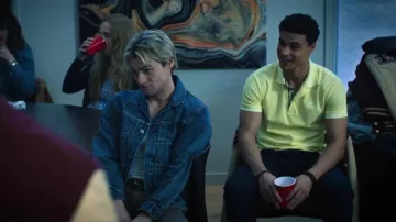 Polo en coton Burberry Hartford couleur citron givré porté par Dylan Newsome (Kolton Stewart) dans l'épisode « Ma vie avec les Walter Boys » (S03E09).
